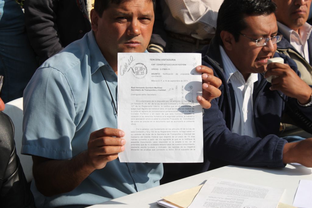 Mario Alberto Martínez, presidente de la empresa CIPESA, muestra el convenio de conciliación propuesto por la CDHDF a la SETRAVI, que implica restablecerles sus derechos.