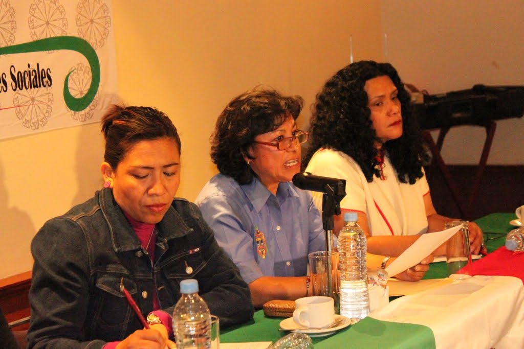 1.- Las mujeres dirigentes de la AMOS afirman que “quien gobierna México no vive aquí”.