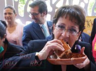 Mientras la delegada en Venustinao Carranza, Edith Segura Trejo, se despacha una enorme torta, por su parte, los ciudadanos que radican en esa demarcación son ignorados por los funcionarios...
