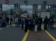 Integrantes del movimiento #YoSoy132, tomaron la caseta de la Autopista México-Cuernavaca. Foto Efren Argüelles Integrantes del movimiento #YoSoy132, tomaron la caseta de la Autopista México-Cuernavaca. Foto Efren Argüelles.jpg