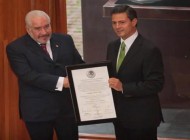 Alejandro Luna Ramos entrega la constancia a Peña Nieto. Alejandro Luna Ramos entrega la constancia a Peña Nieto.