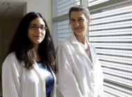 En la imagen, la doctora Tara Palmore (i), epidemióloga adjunta del NIH. http://www.laopinion.com/bacteria_mortal_maryland