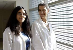 En la imagen, la doctora Tara Palmore (i), epidemióloga adjunta del NIH. http://www.laopinion.com/bacteria_mortal_maryland