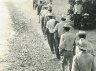 Muchos empresarios están a favor de la inmigración porque les pagan salarios más bajos y trabajan en sectores en los que nadie quiere trabajar. Muchos empresarios están a favor de la inmigración porque les pagan salarios más bajos y trabajan en sectores en los que nadie quiere trabajar.